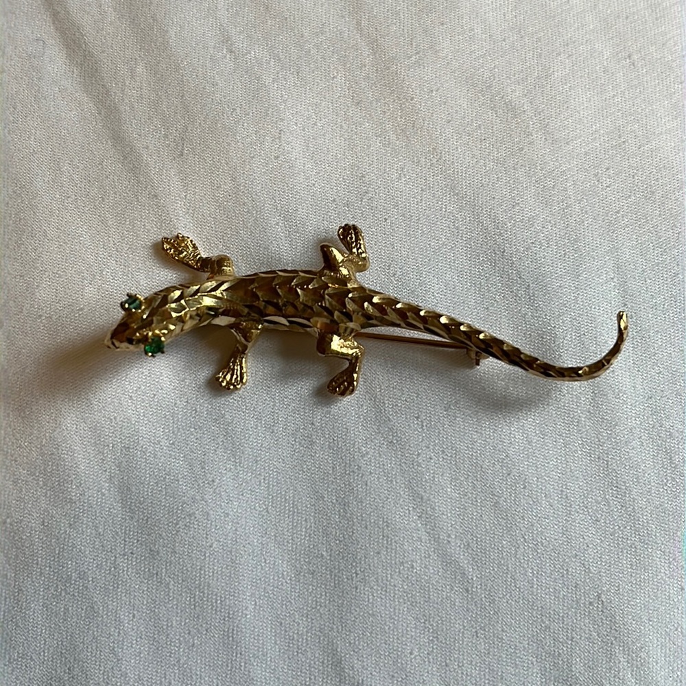 Gold tone textured lizard brooch